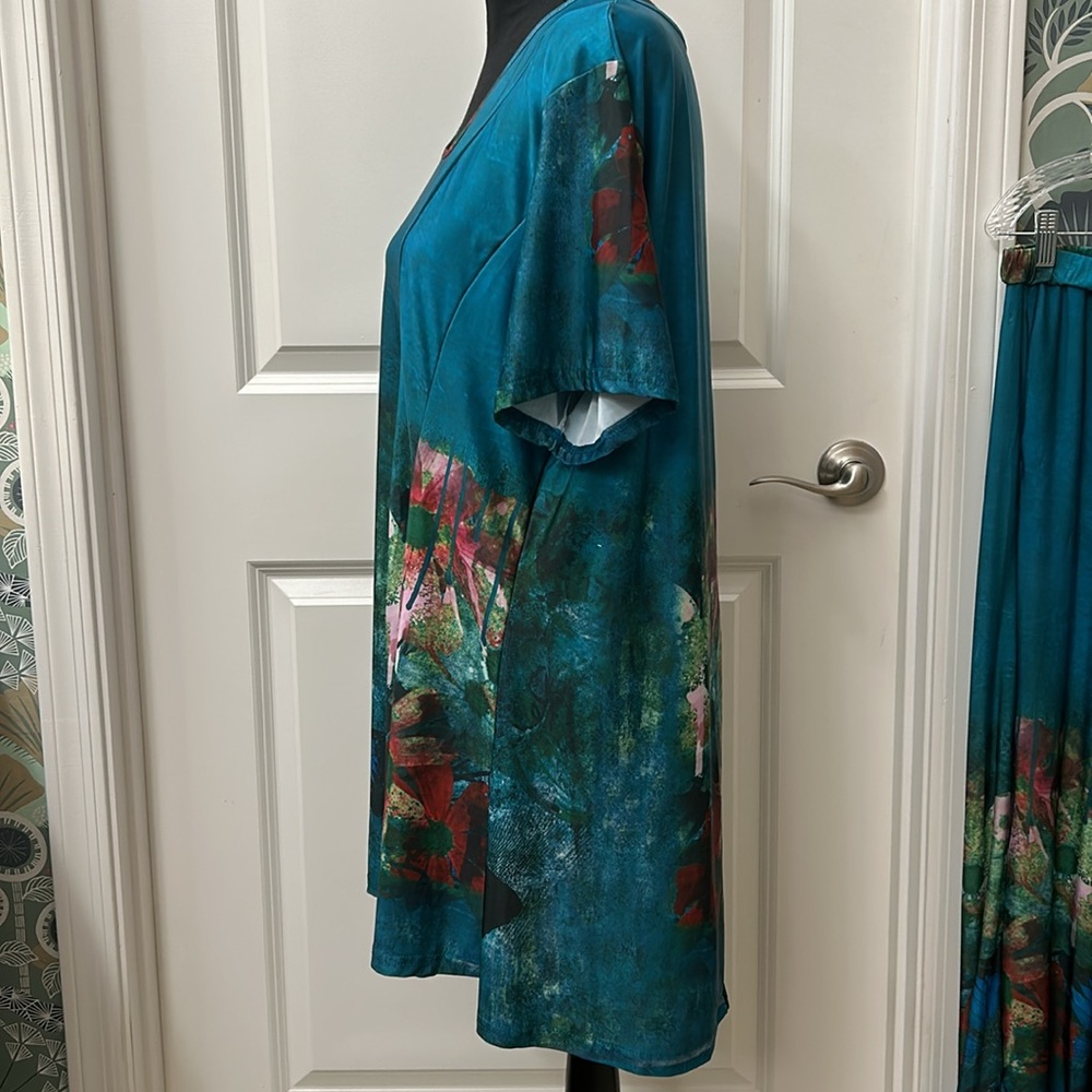 NWOT Two piece summer fun. Tunic with matching capri. Perfect condition. 1X - Picture 4 of 11